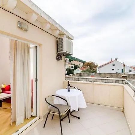 Nikola Apartment